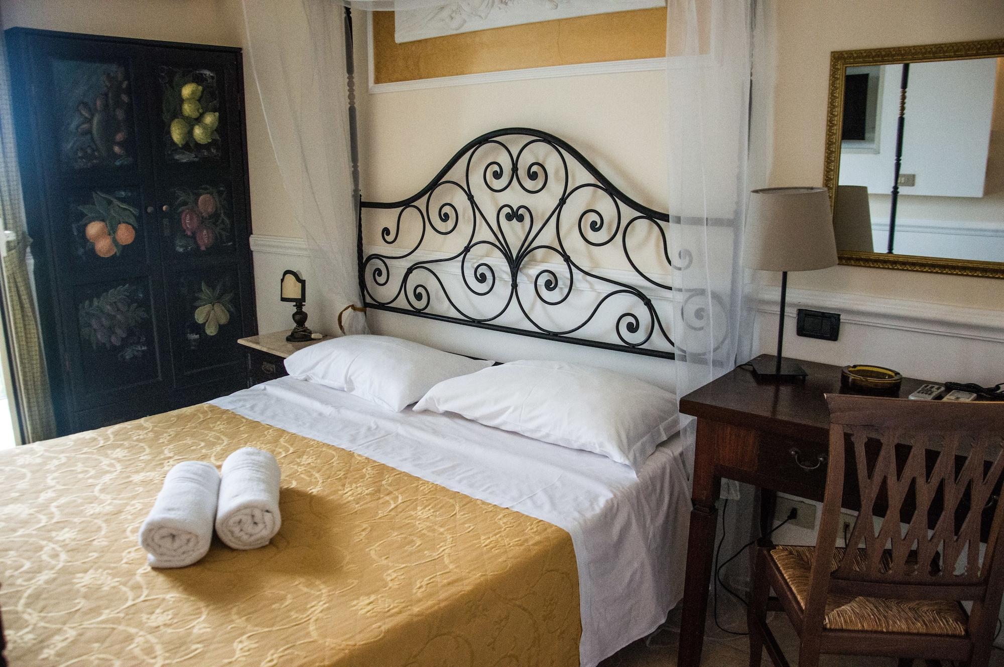 Hotel & Apartments Villa Linda Giardini Naxos Eksteriør billede