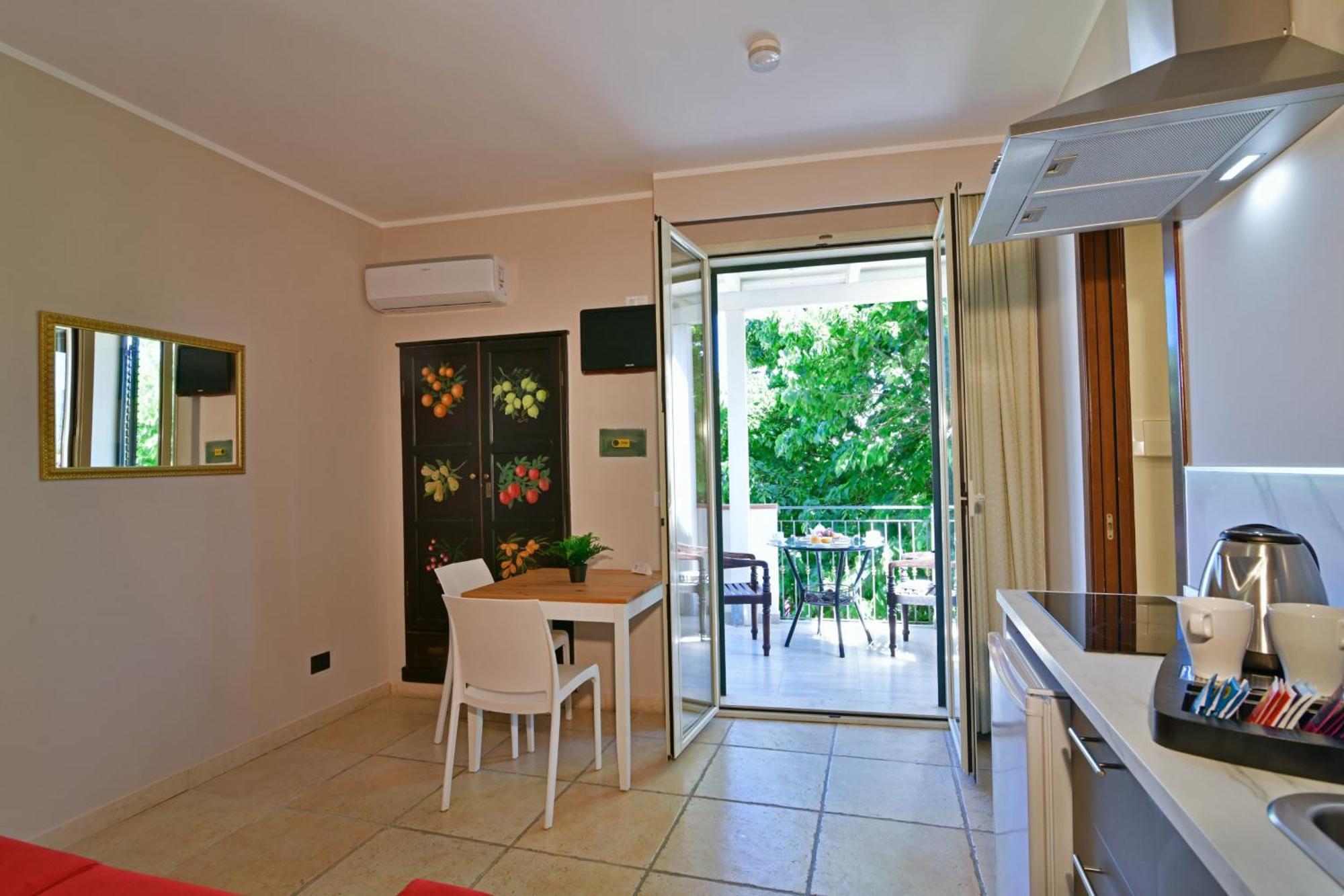 Hotel & Apartments Villa Linda Giardini Naxos Eksteriør billede