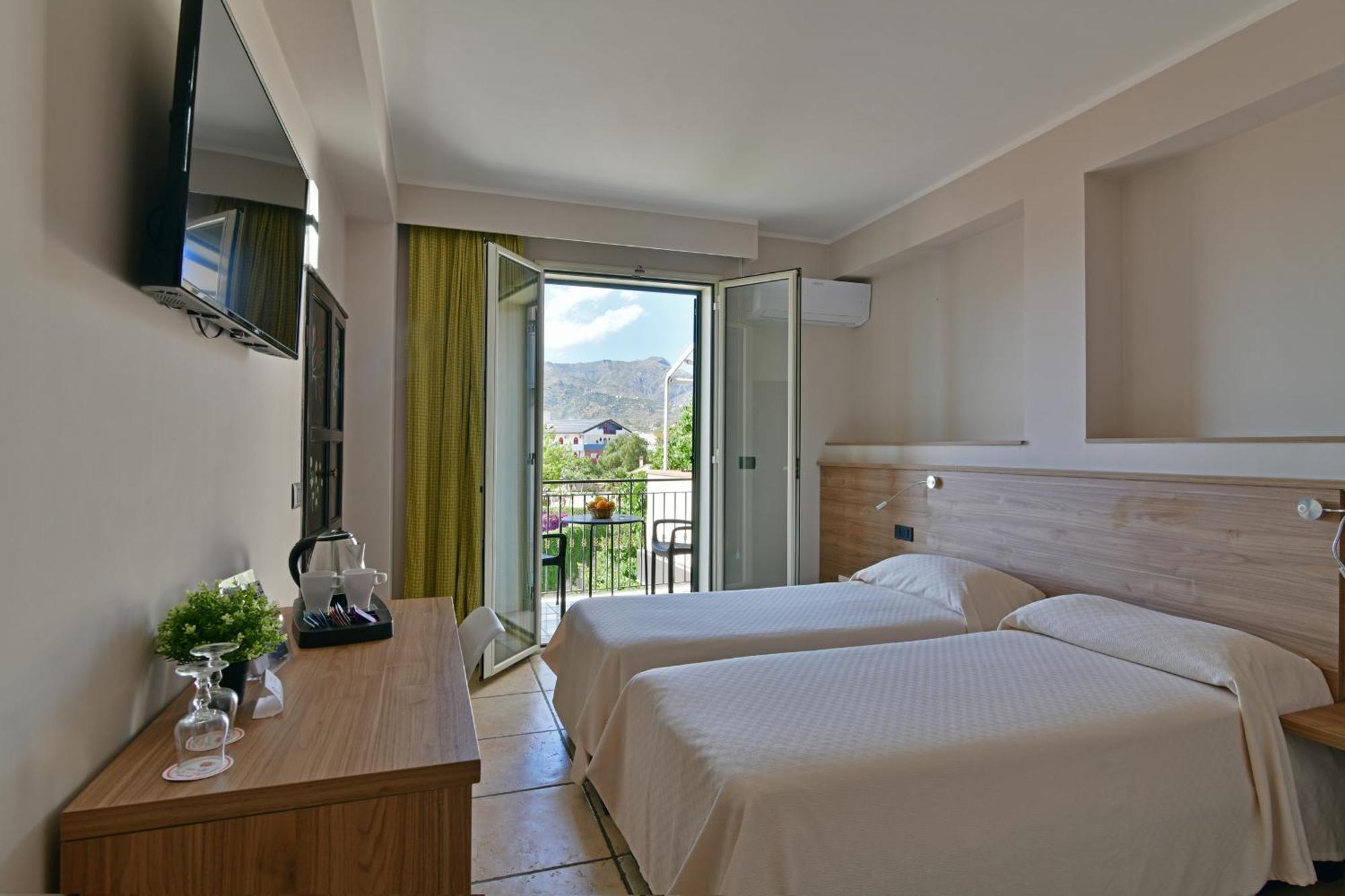 Hotel & Apartments Villa Linda Giardini Naxos Eksteriør billede