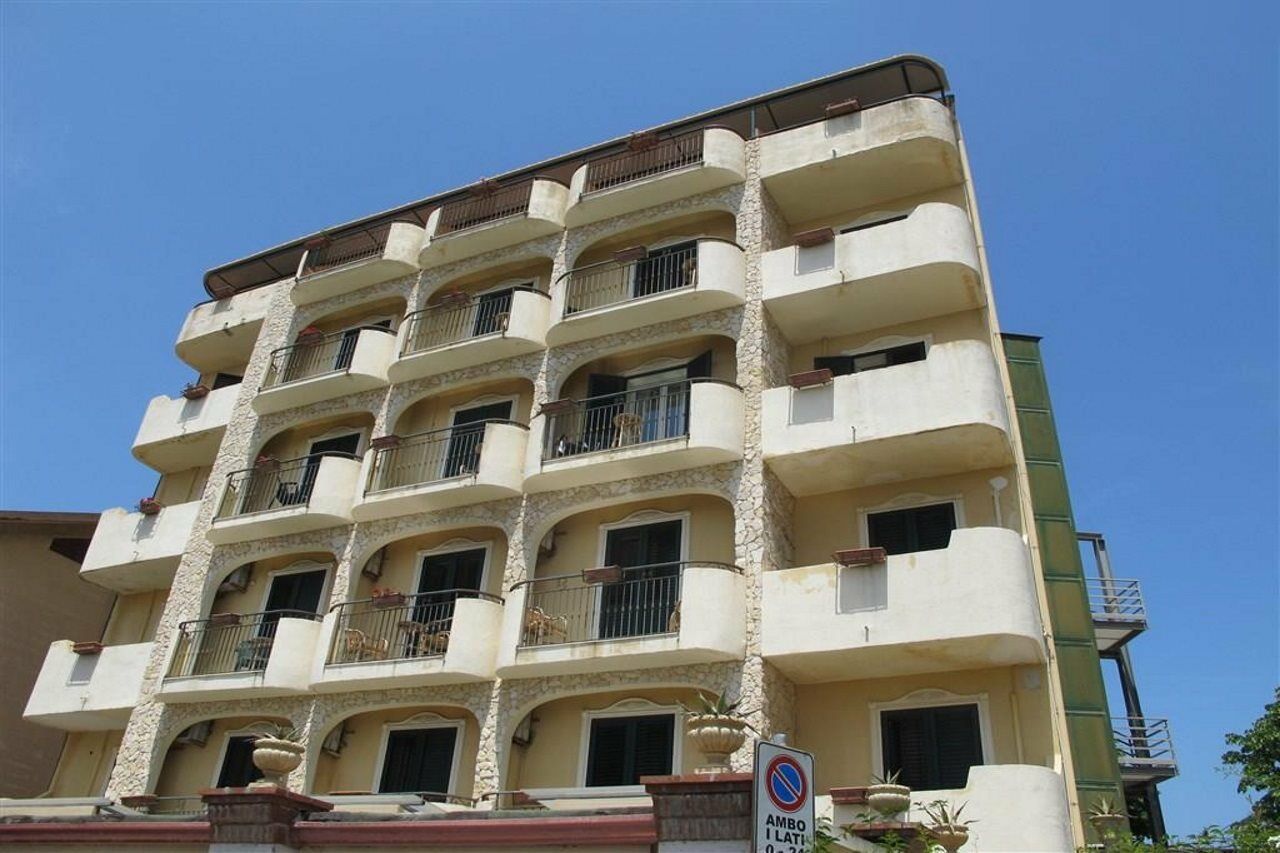 Hotel & Apartments Villa Linda Giardini Naxos Eksteriør billede