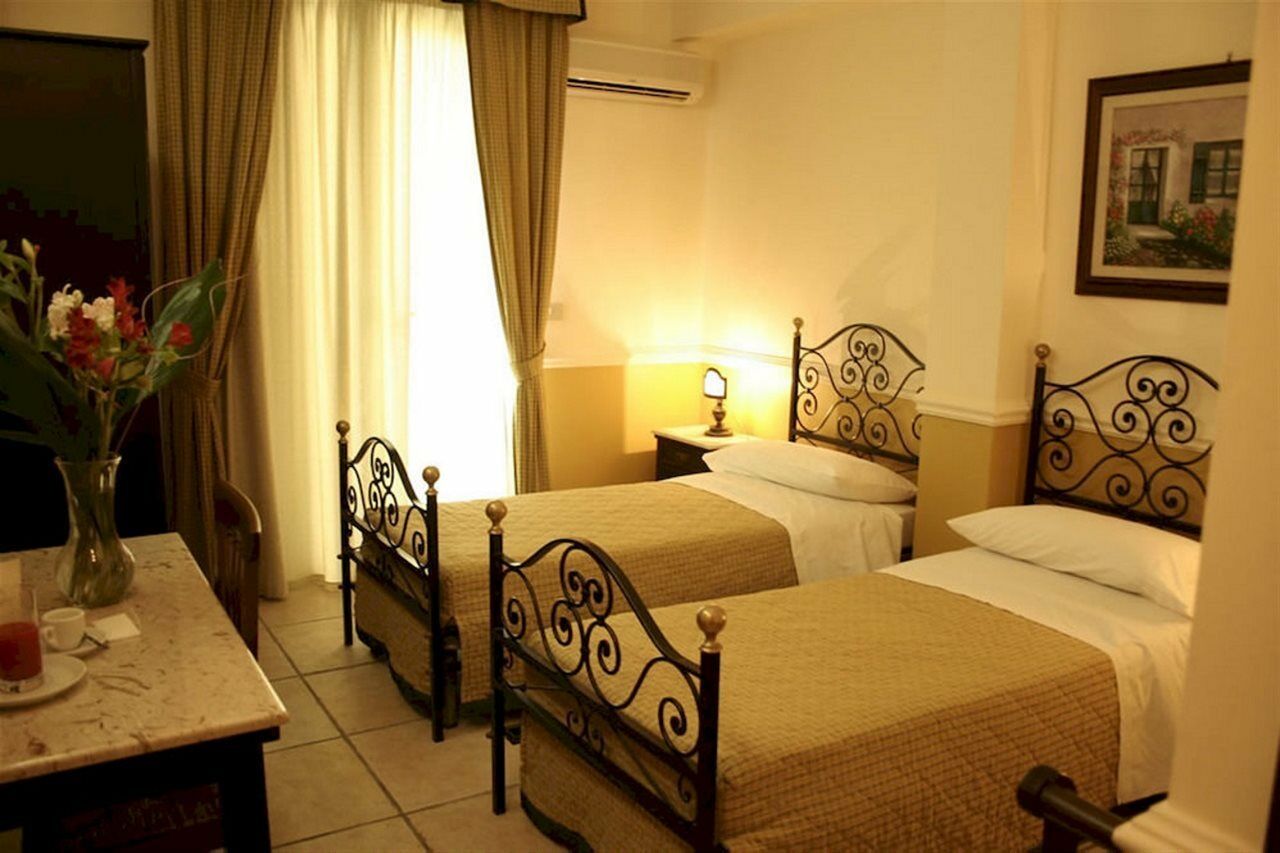 Hotel & Apartments Villa Linda Giardini Naxos Værelse billede